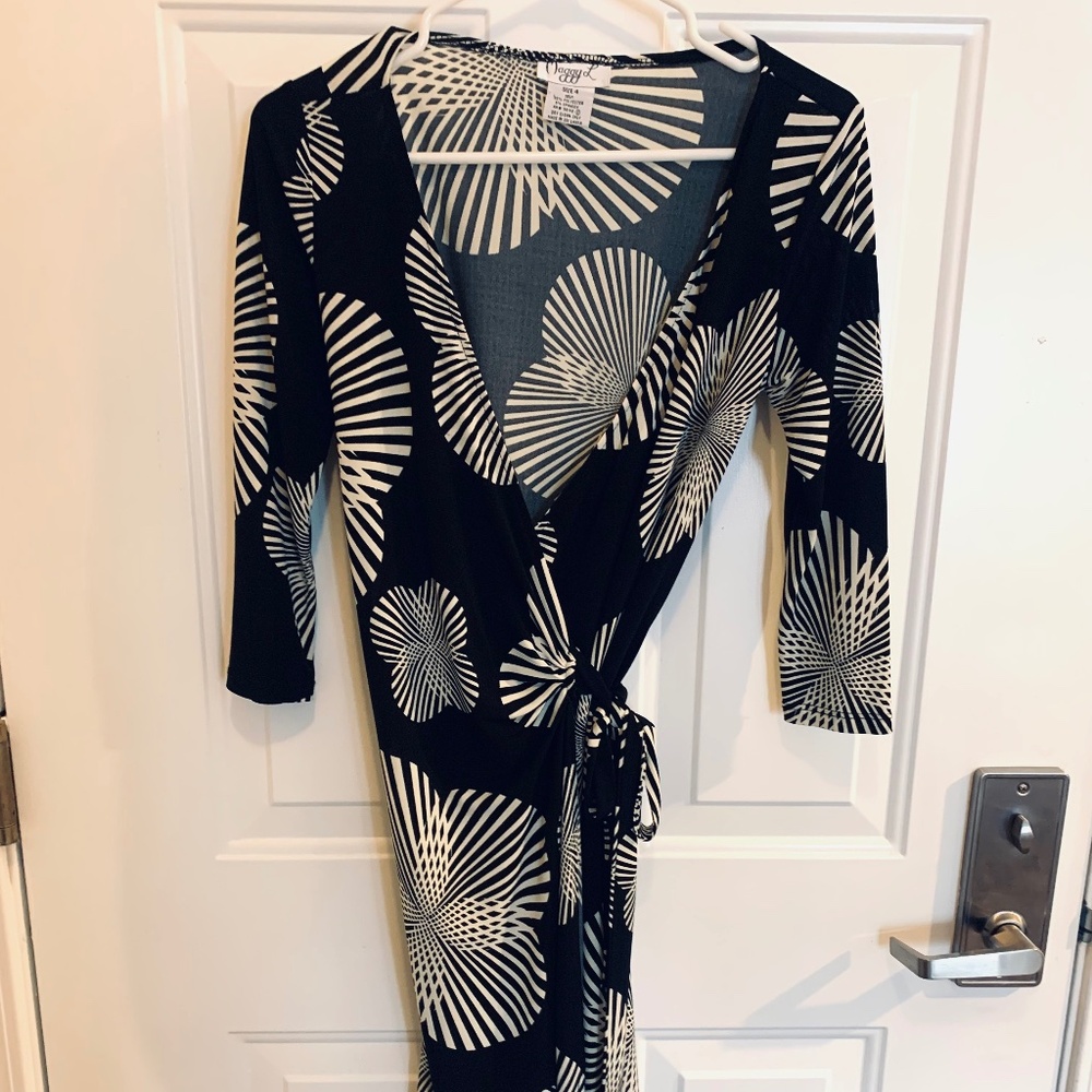MAGGY LONDON MAGGY L WRAP DRESS BLACK WHITE SIZE 4 POLYESTER/SPANDEX LONG SLEEVE